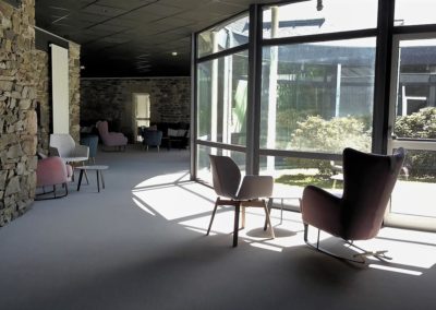 Intérieur salle commune Keréden baie