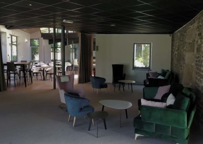 Intérieur salle commune Keréden et canapés